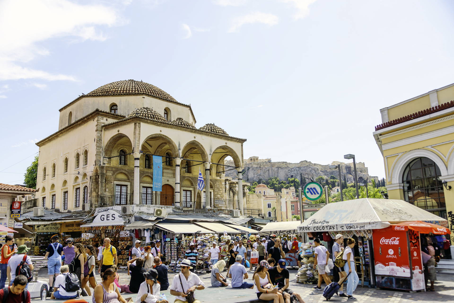 Plac Monastiraki w Atenach z Meczetem Tzistarakisa i Akropolem w tle.