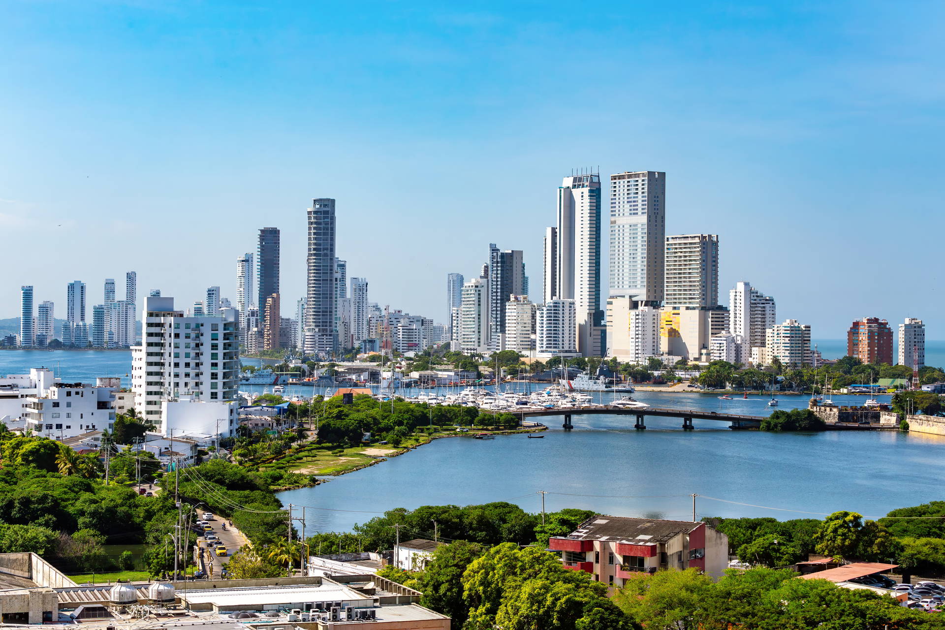 Panorama miasta Cartagena w Kolumbii z widokiem na wodę i budynki.
