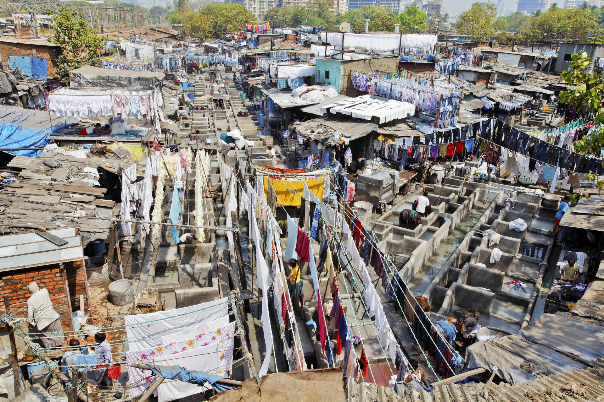 Dhobi Ghat w Bombaju z lotu ptaka, widoczne rozwieszone pranie.