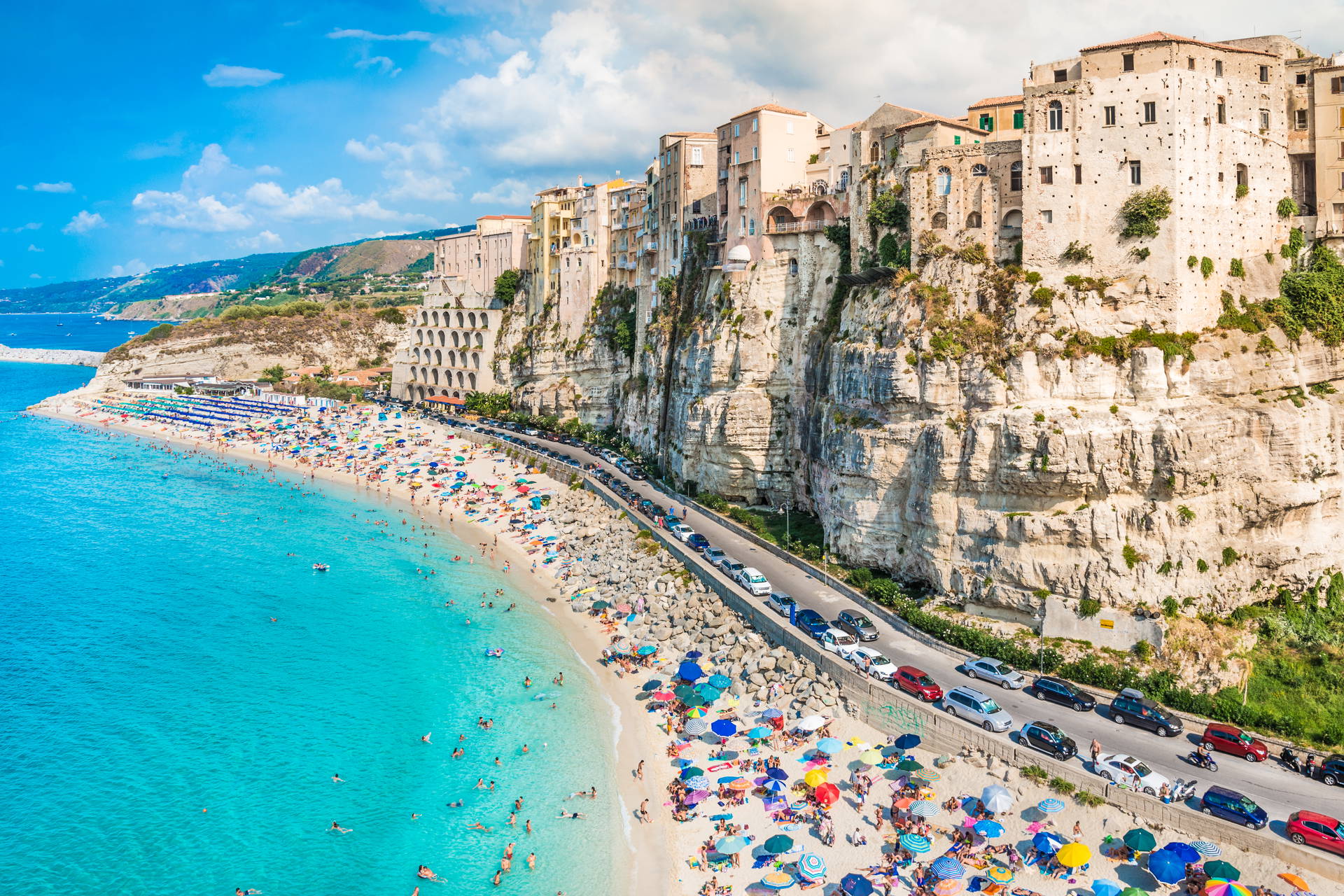 Tropea, włoskie miasto na klifie, z widokiem na plażę.