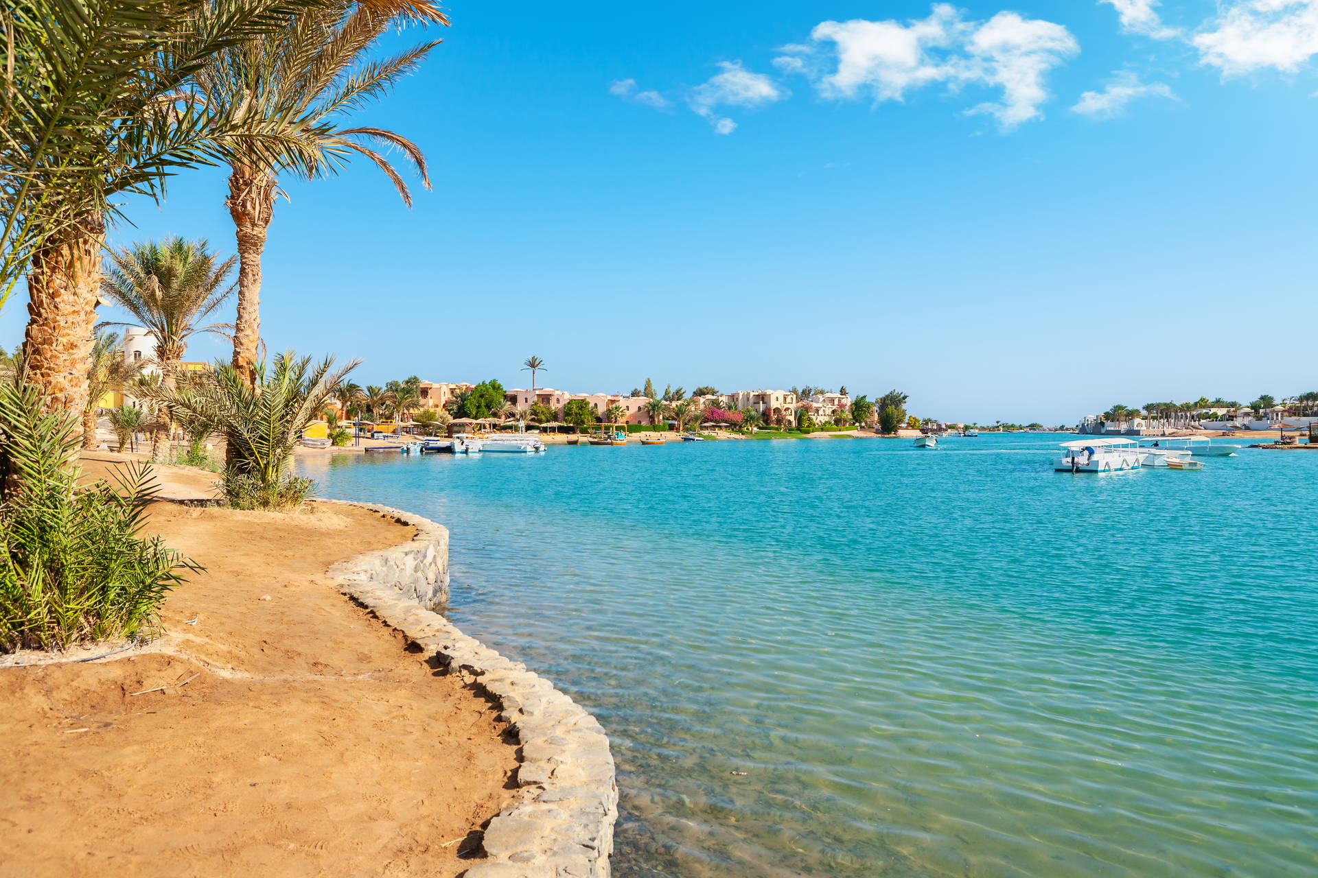Laguna El Gouna w Egipcie z palmami na pierwszym planie.