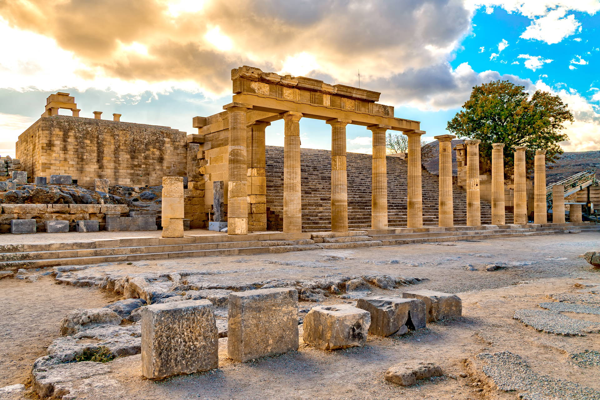 Ruiny świątyni z kolumnami w Lindos na Rodos.