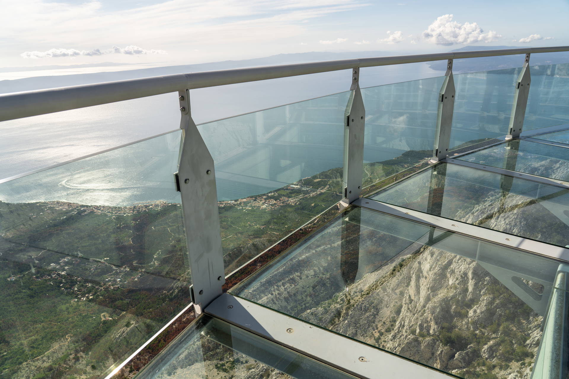 Szklany taras widokowy Skywalk Biokovo z widokiem na Adriatyk.