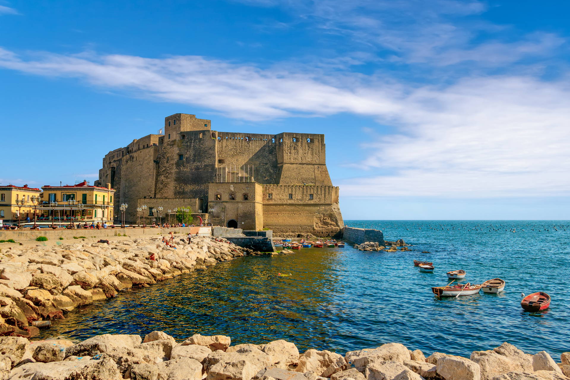 Castel Nuovo w Neapolu widziany z nabrzeża.