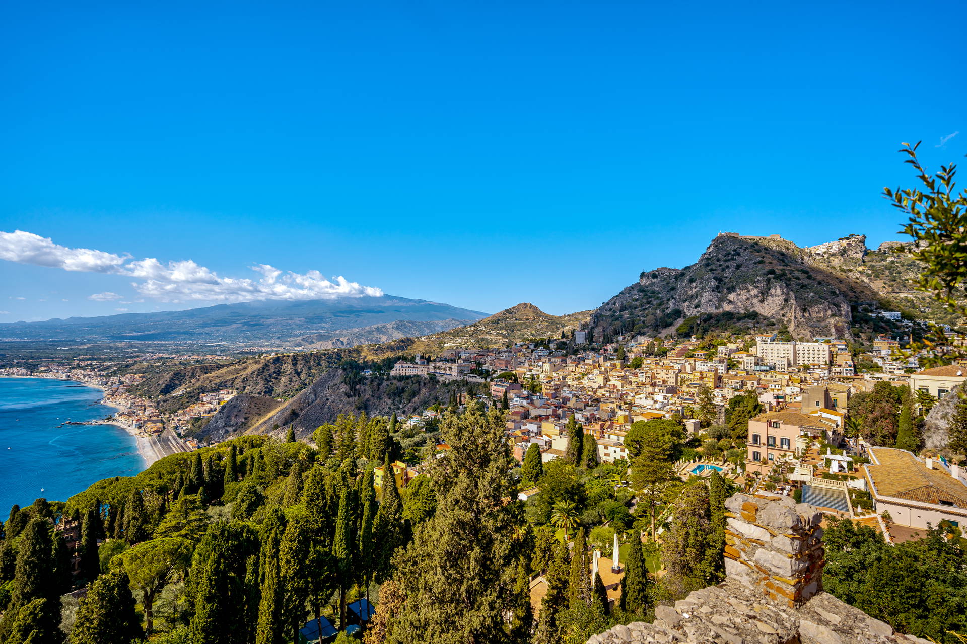 Taormina: widok na miasto, morze i wulkan Etnę.
