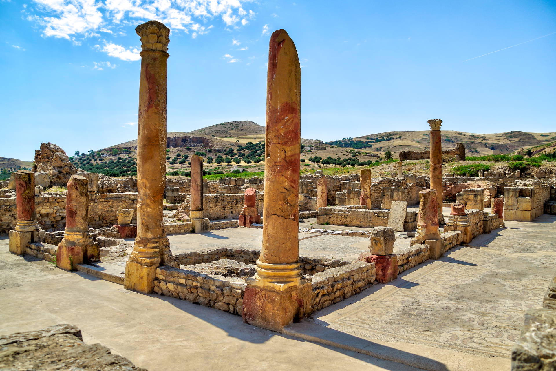 Ruiny rzymskiego miasta Dougga w Tunezji.