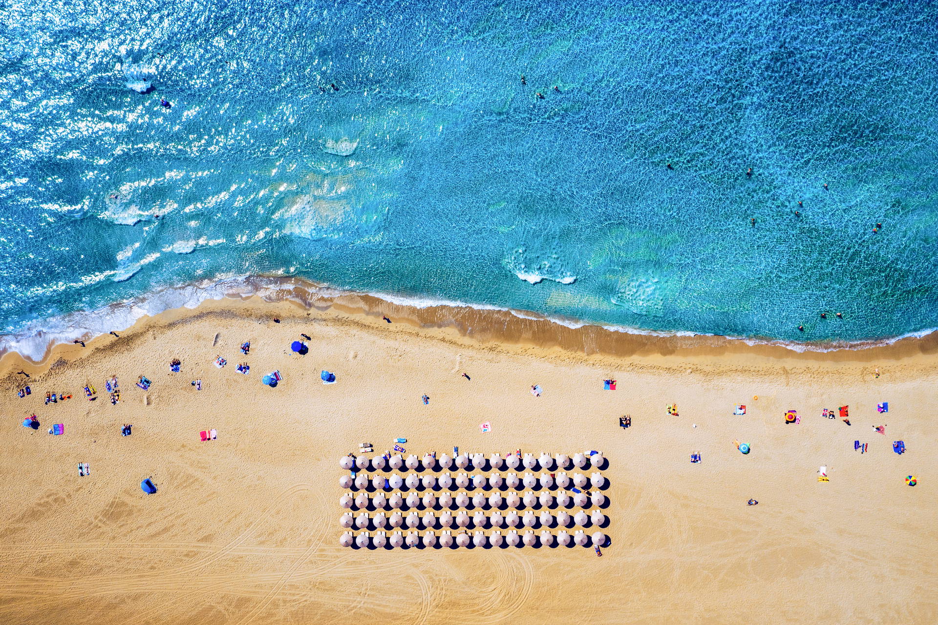 Plaża z turkusową wodą widziana z góry.