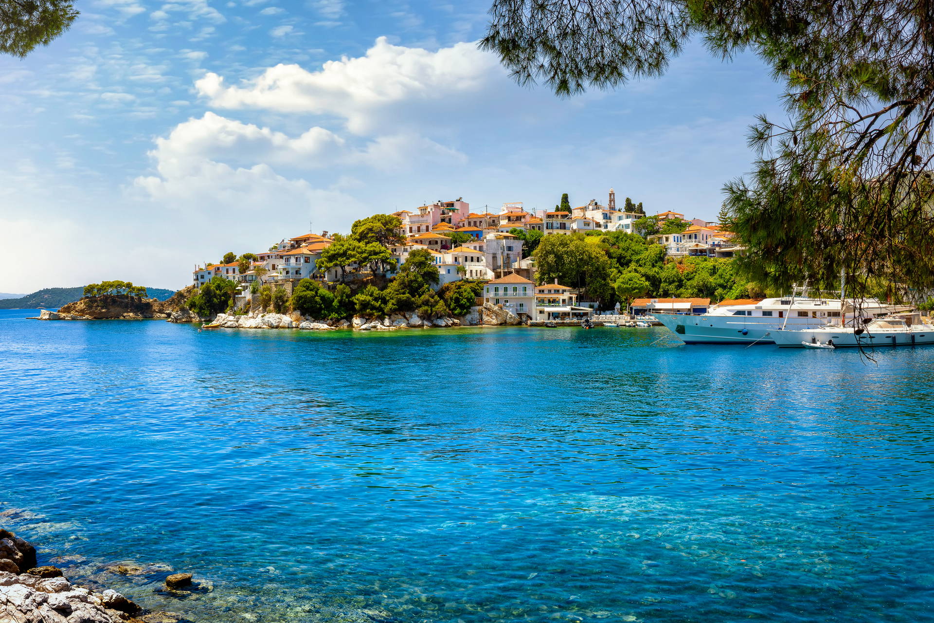 Skiathos, Grecja. Malownicza zabudowa na wzgórzu i lazurowa woda.