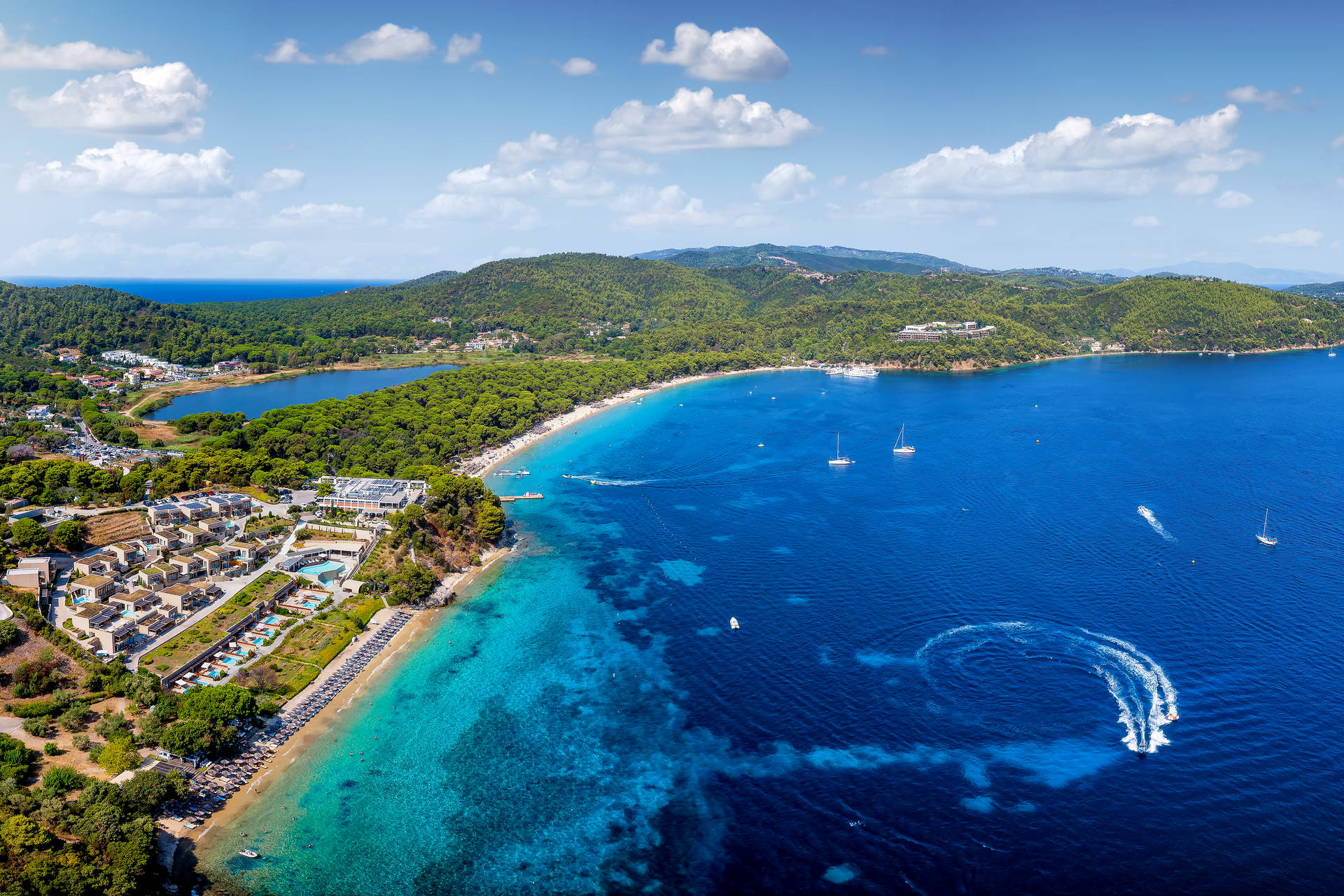 Panoramiczne zdjęcie Skiathos z lotu ptaka.
