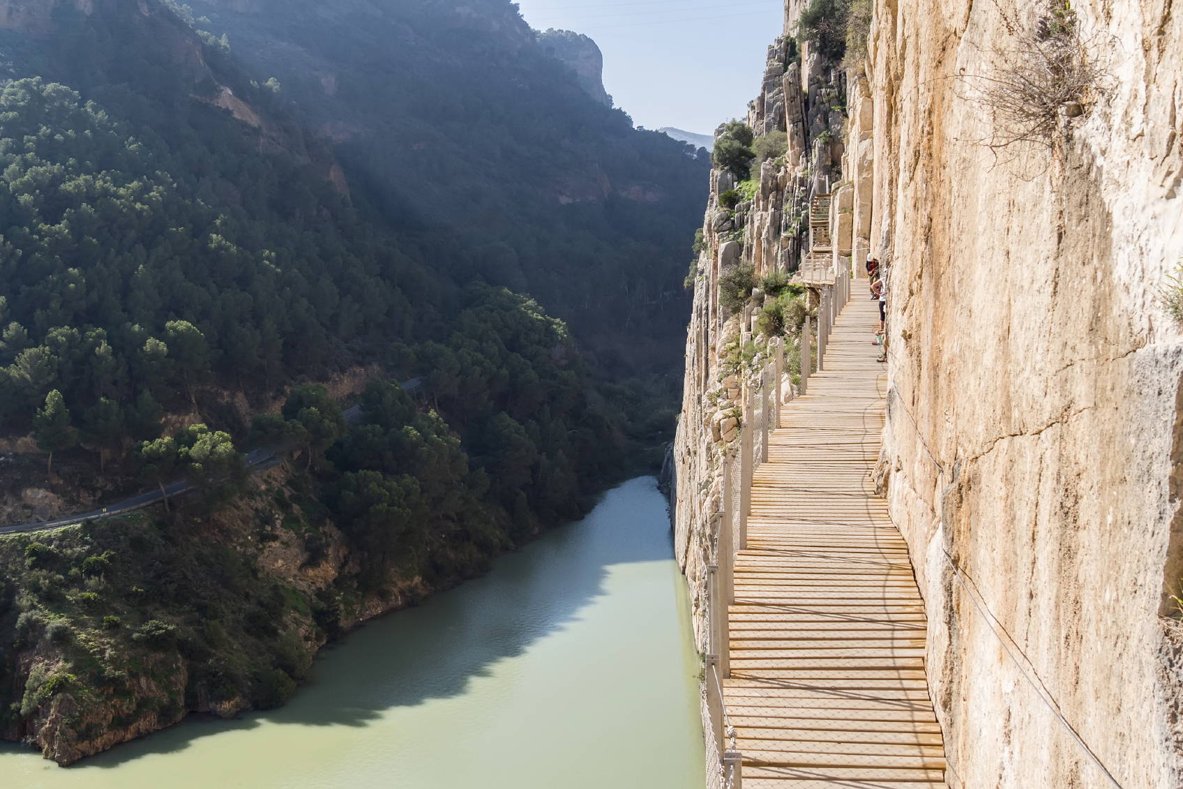 Kładka Caminito del Rey na ścianie wąwozu.