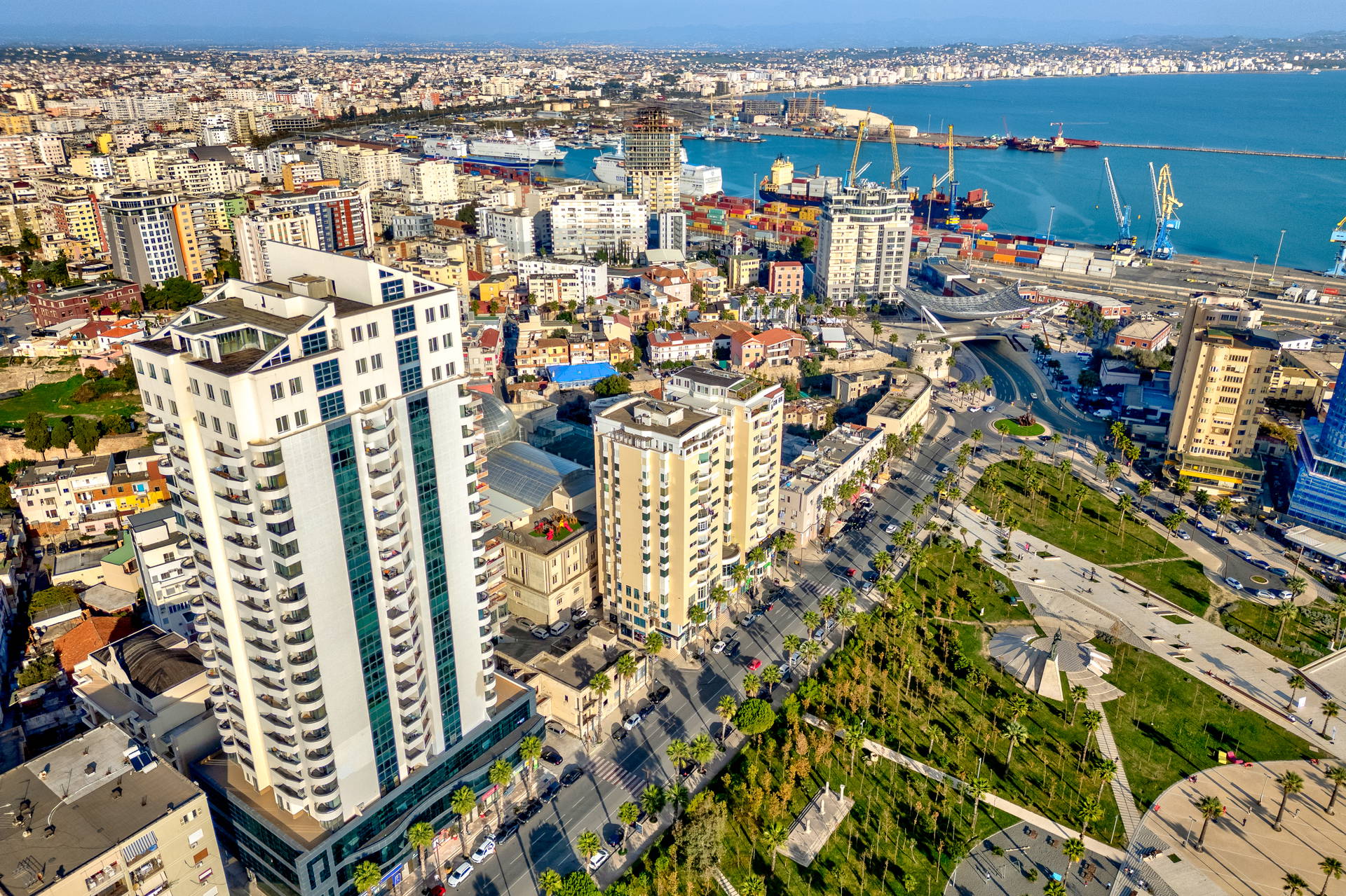 Panorama albańskiego miasta Durrës z lotu ptaka.