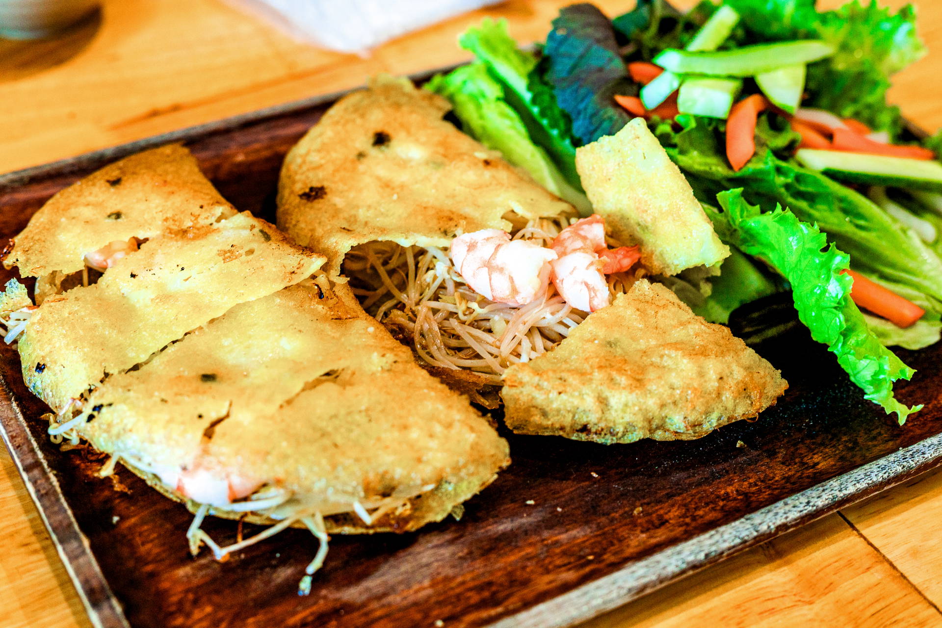 Wietnamski naleśnik Banh Xeo z krewetkami i sałatką.