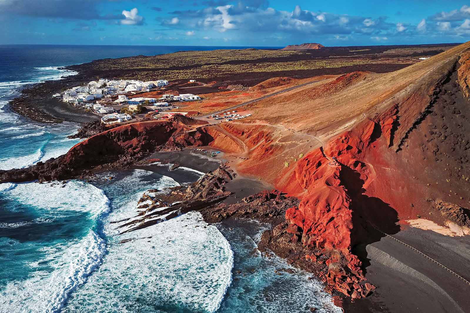 Wybrzeże Lanzarote: czerwone klify, białe domy i turkusowy ocean.