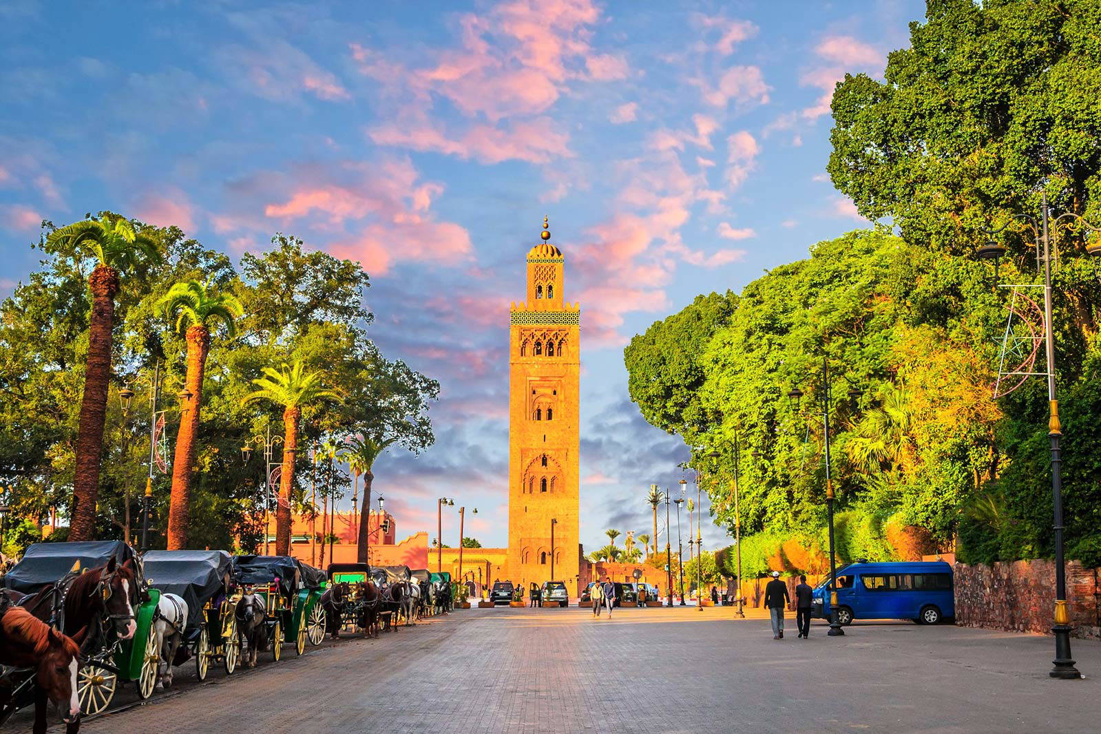 Meczet Kutubijja w Marrakeszu sfotografowany z poziomu ulicy.