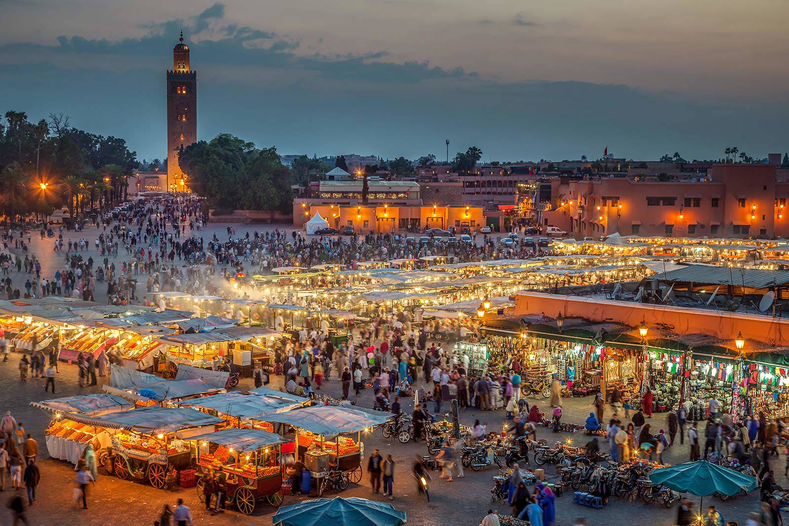 Nocny widok na plac Dżemaa el-Fna w Marrakeszu.