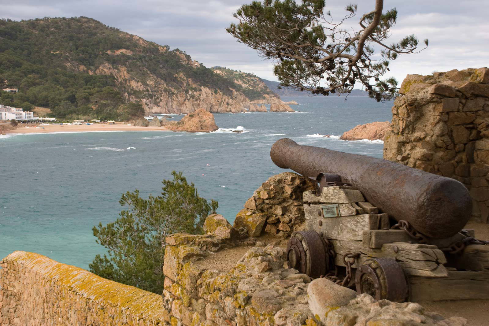 Stara armata z widokiem na morze w Tossa de Mar.