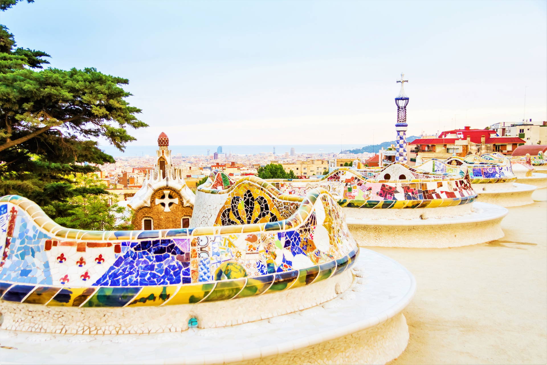 Mozaikowe ławki w Parku Güell, Barcelona.