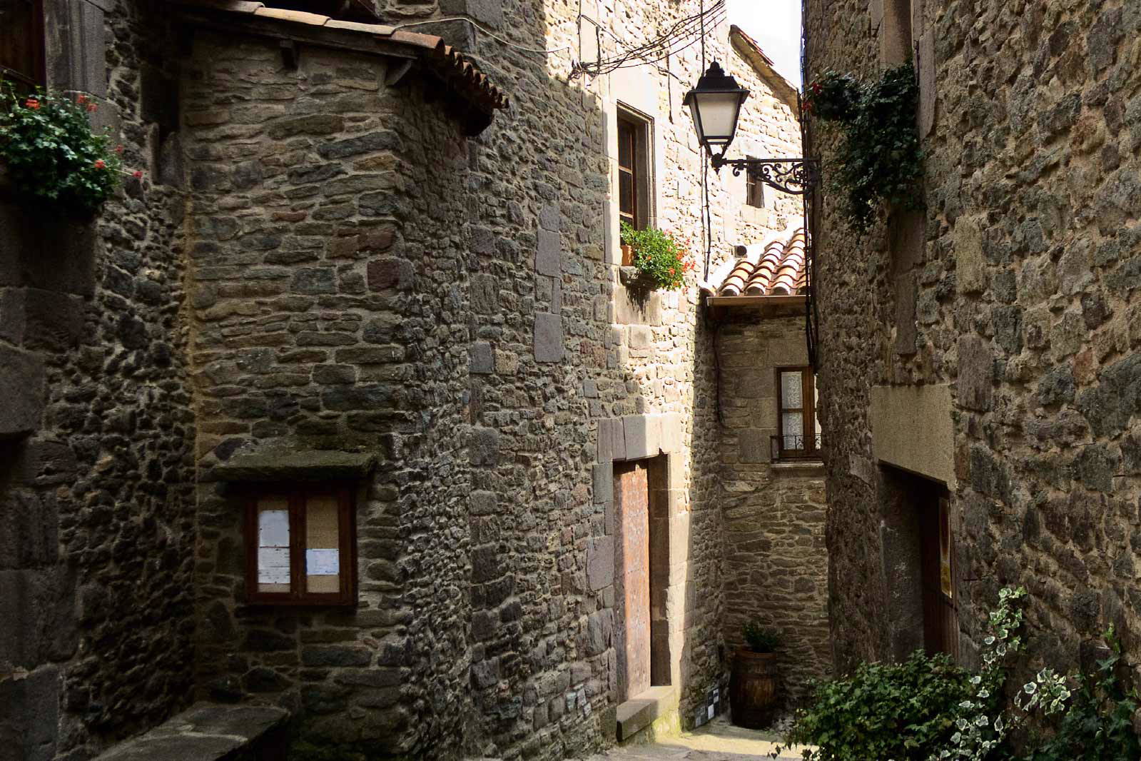 Ulica w Besalú z kamienną zabudową.