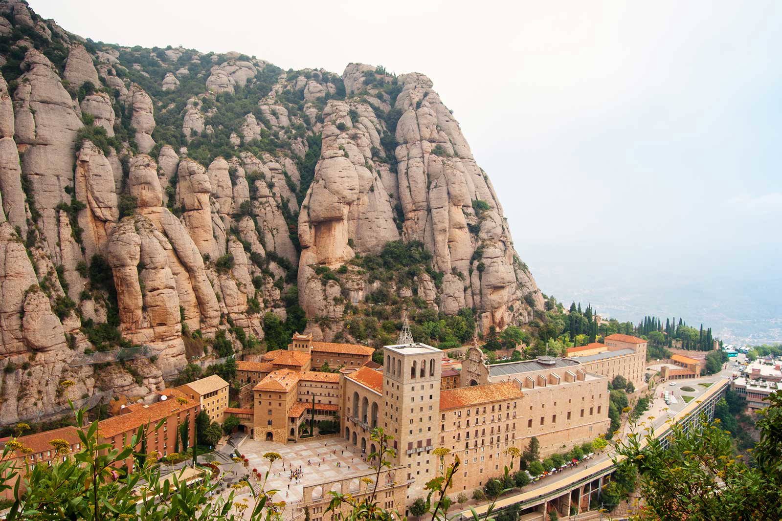 Klasztor Montserrat w Katalonii widziany z góry. W tle widać monumentalną górę.