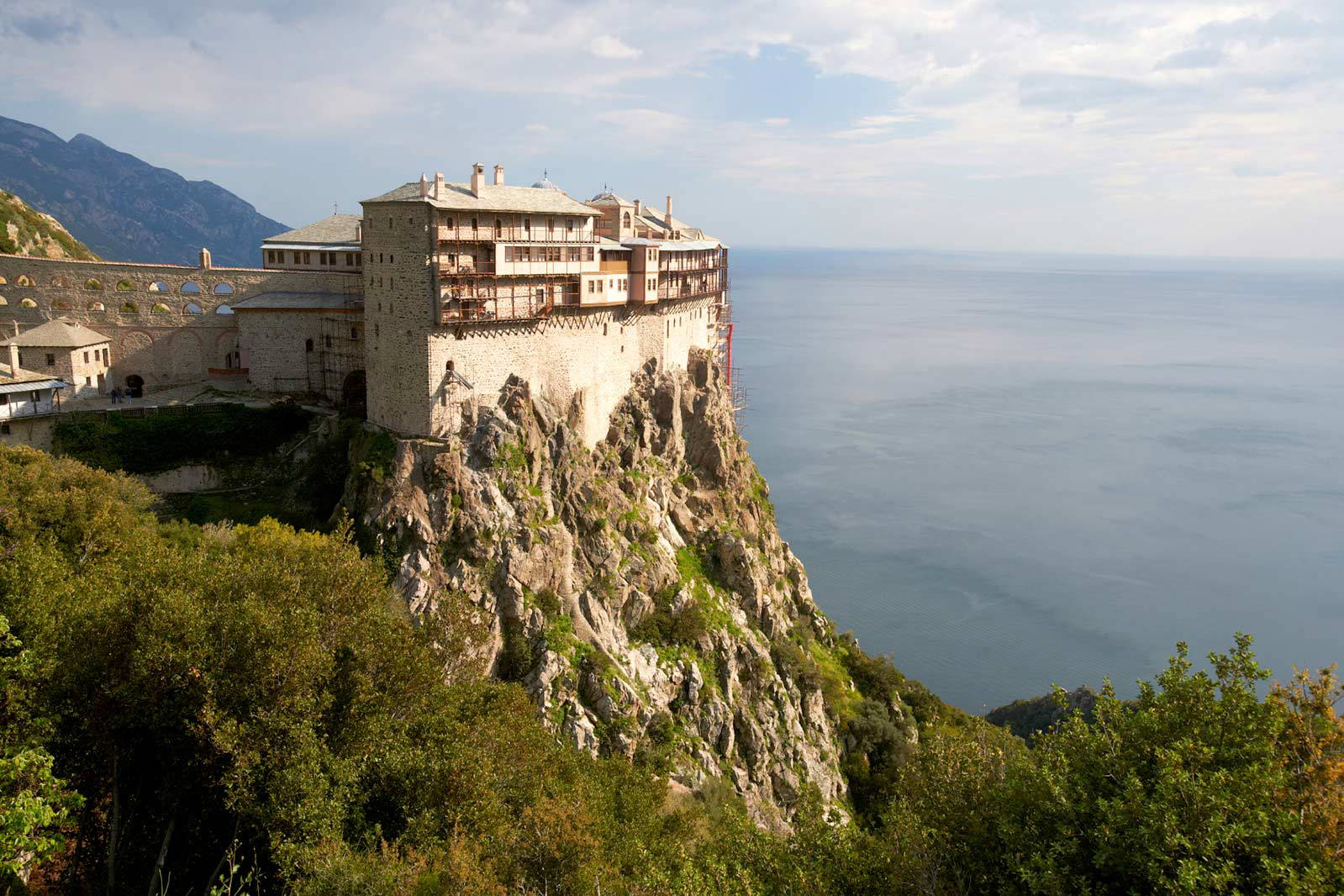 Klasztor Simonos Petra na klifie z widokiem na morze.
