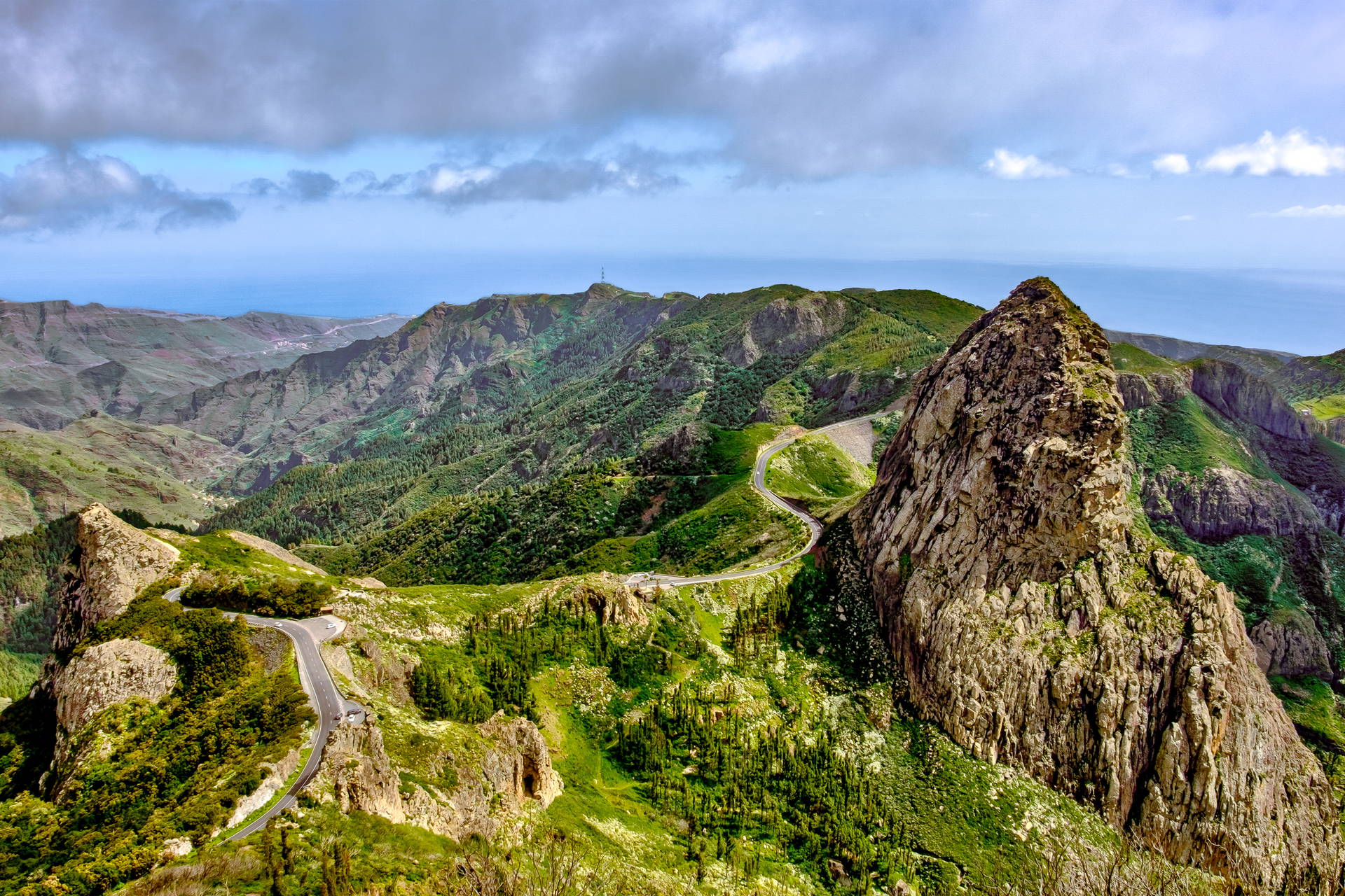 Kręta droga w górach z widokiem na ocean.