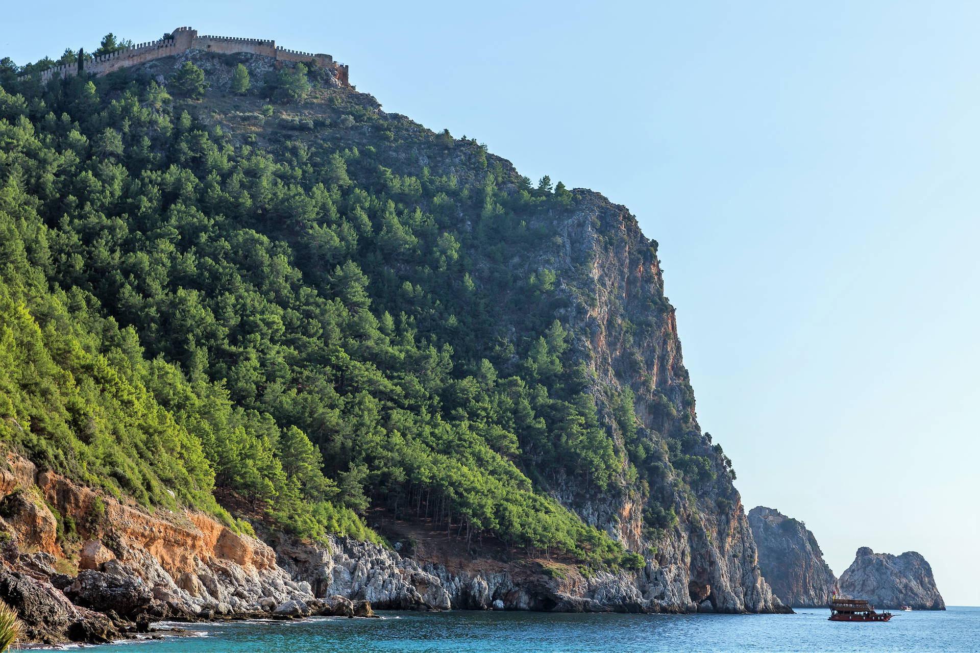 Alanya: widok na miasto z zamkiem na wzgórzu.
