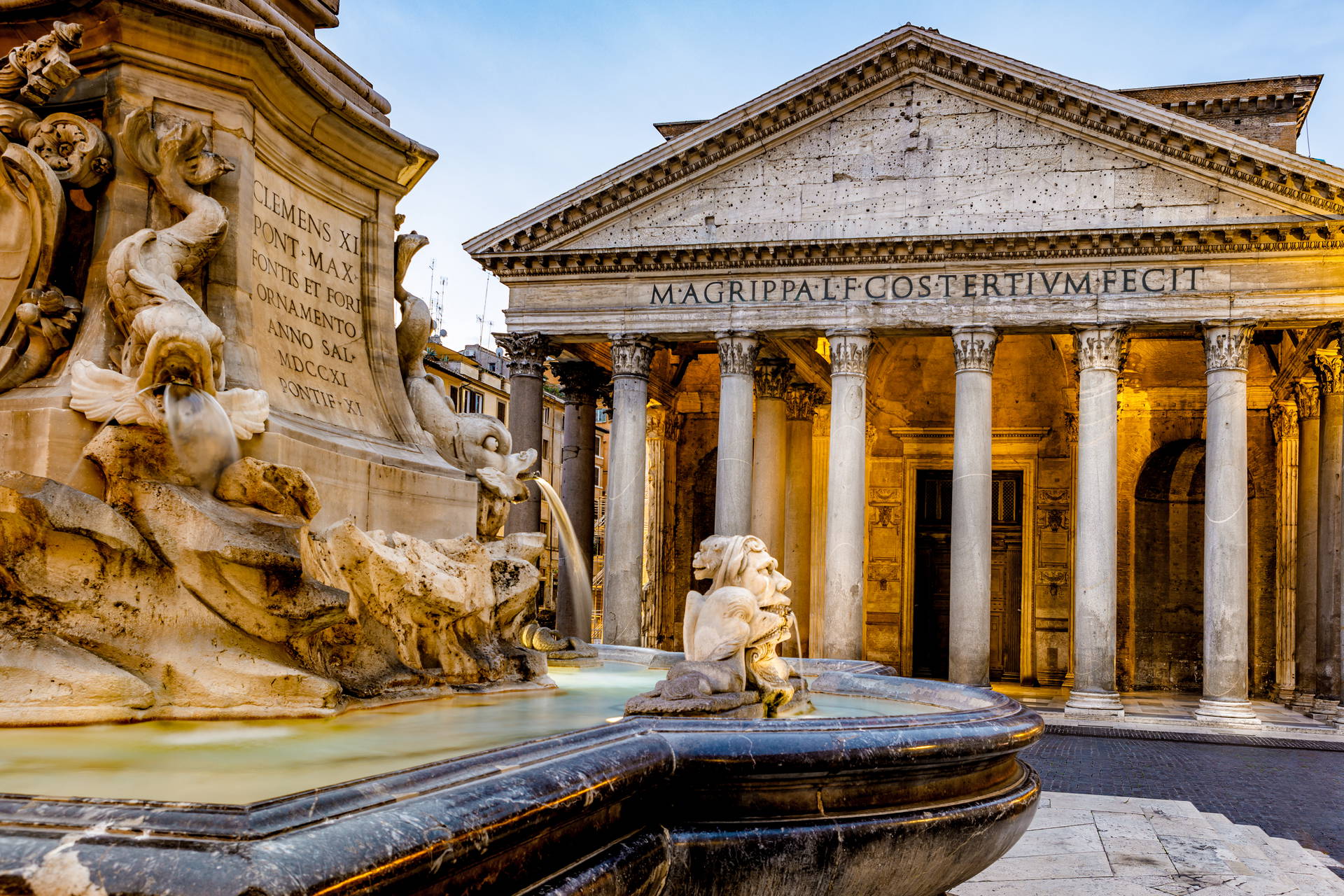 Fontanna przed Panteonem w Rzymie.