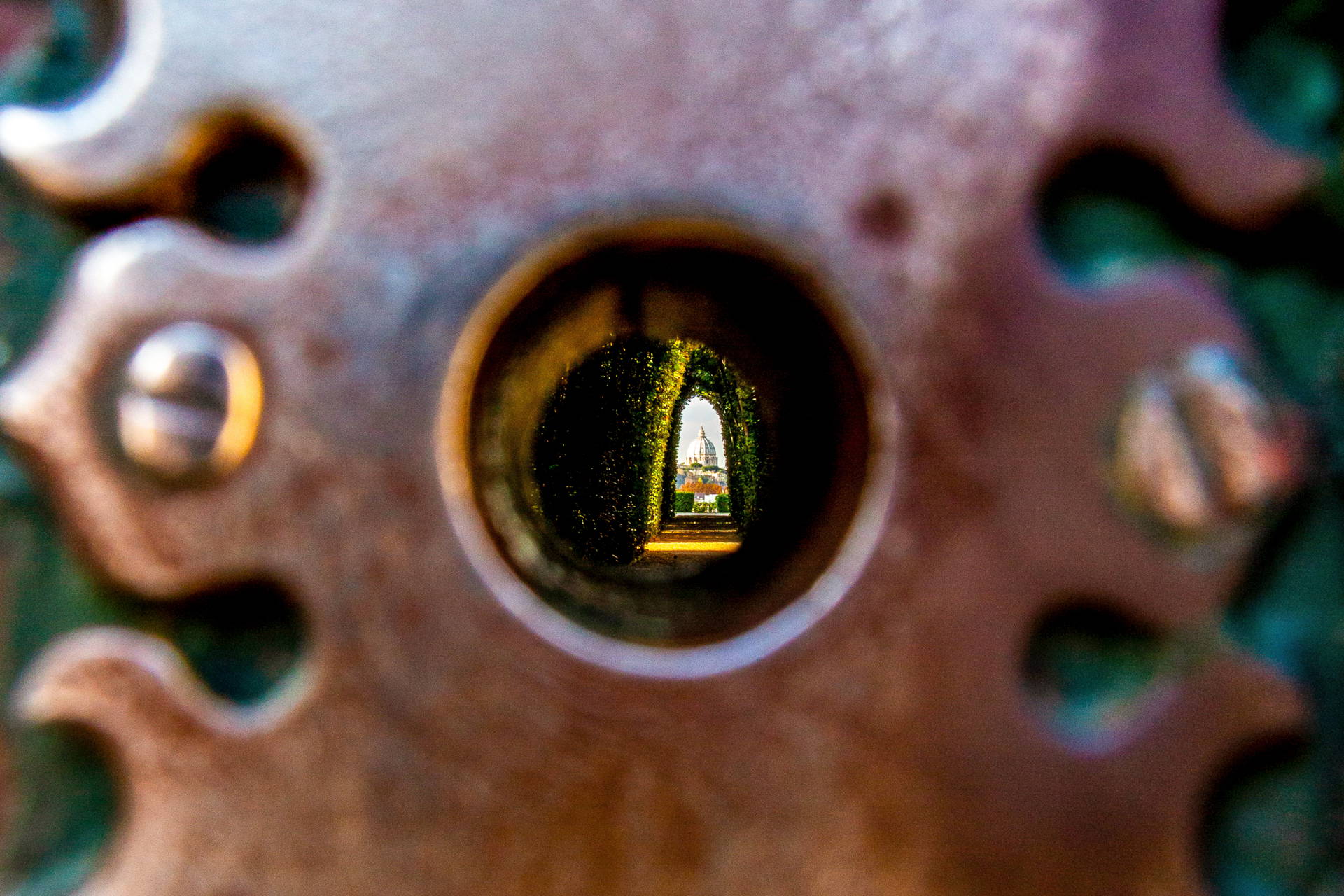 Zamek w drzwiach z widokiem na Bazylikę Świętego Piotra w Watykanie.