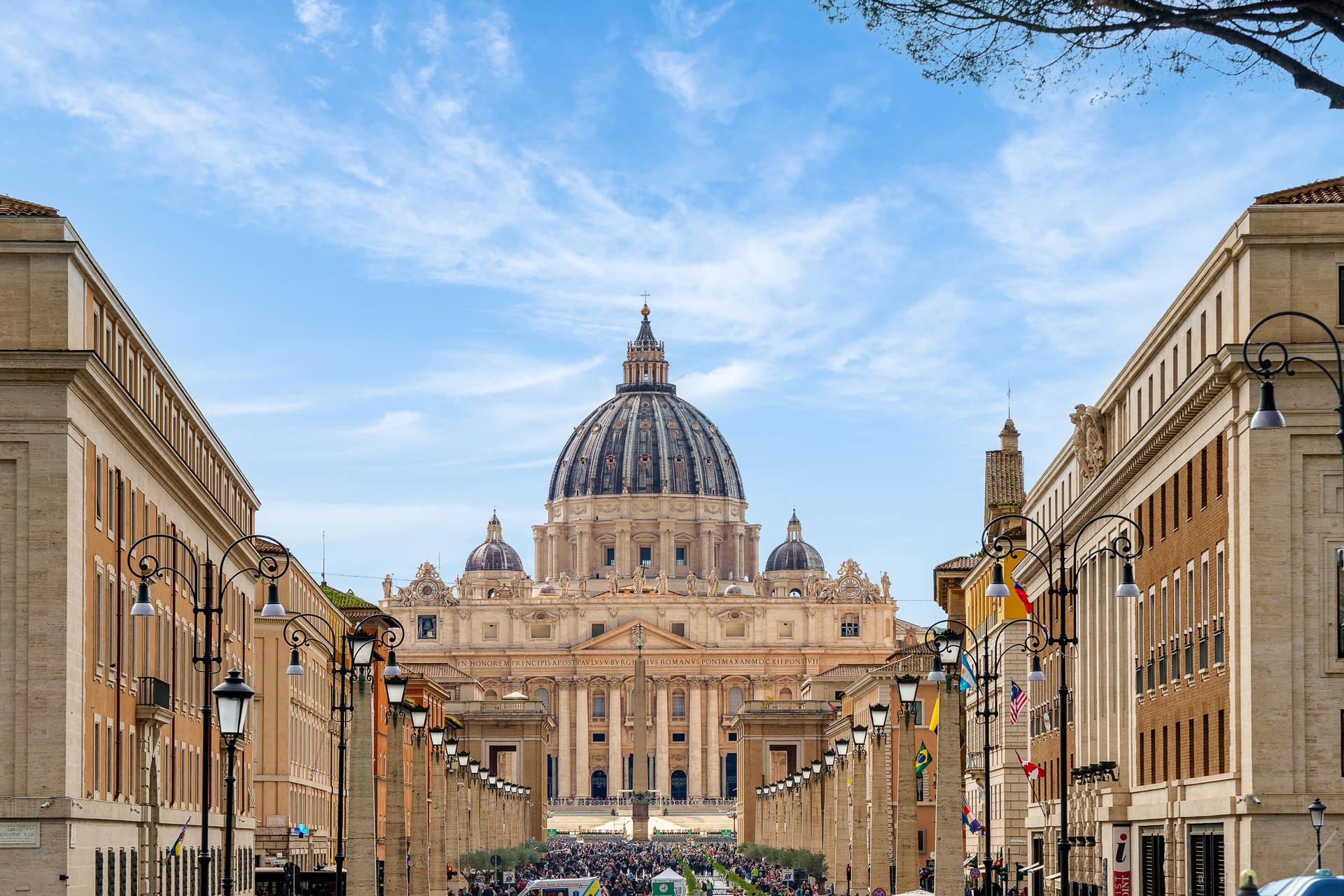 Bazylika Świętego Piotra widziana z oddali.