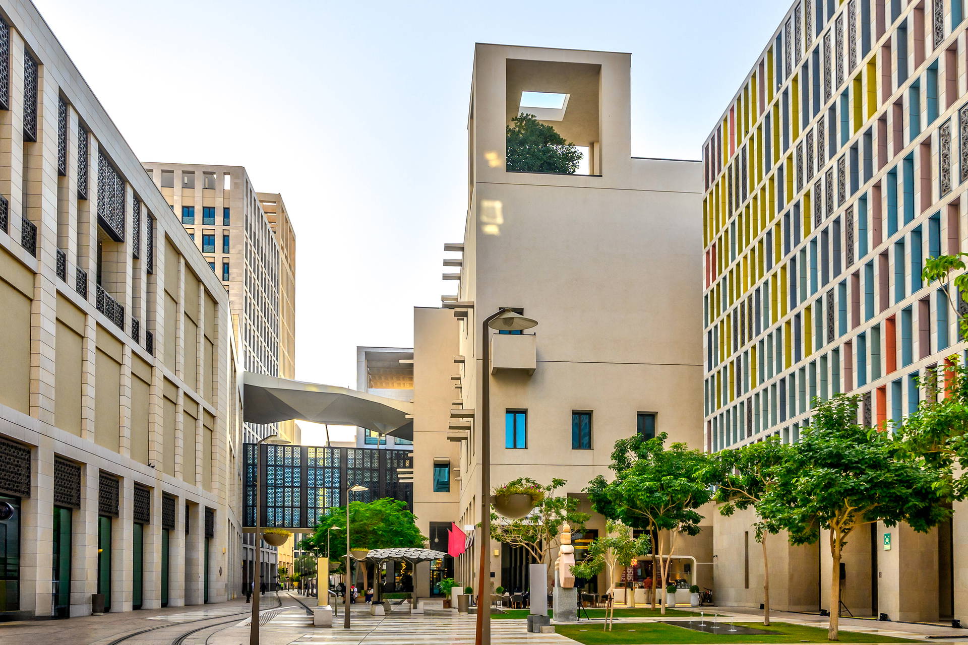 Aleja w Msheireb Downtown w Doha z nowoczesną architekturą.