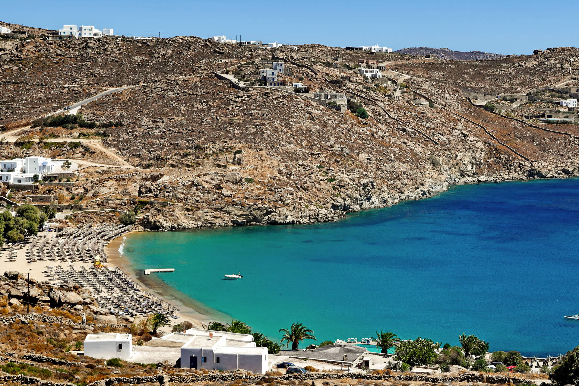 Plaża i turkusowa zatoka na greckiej wyspie Mykonos.