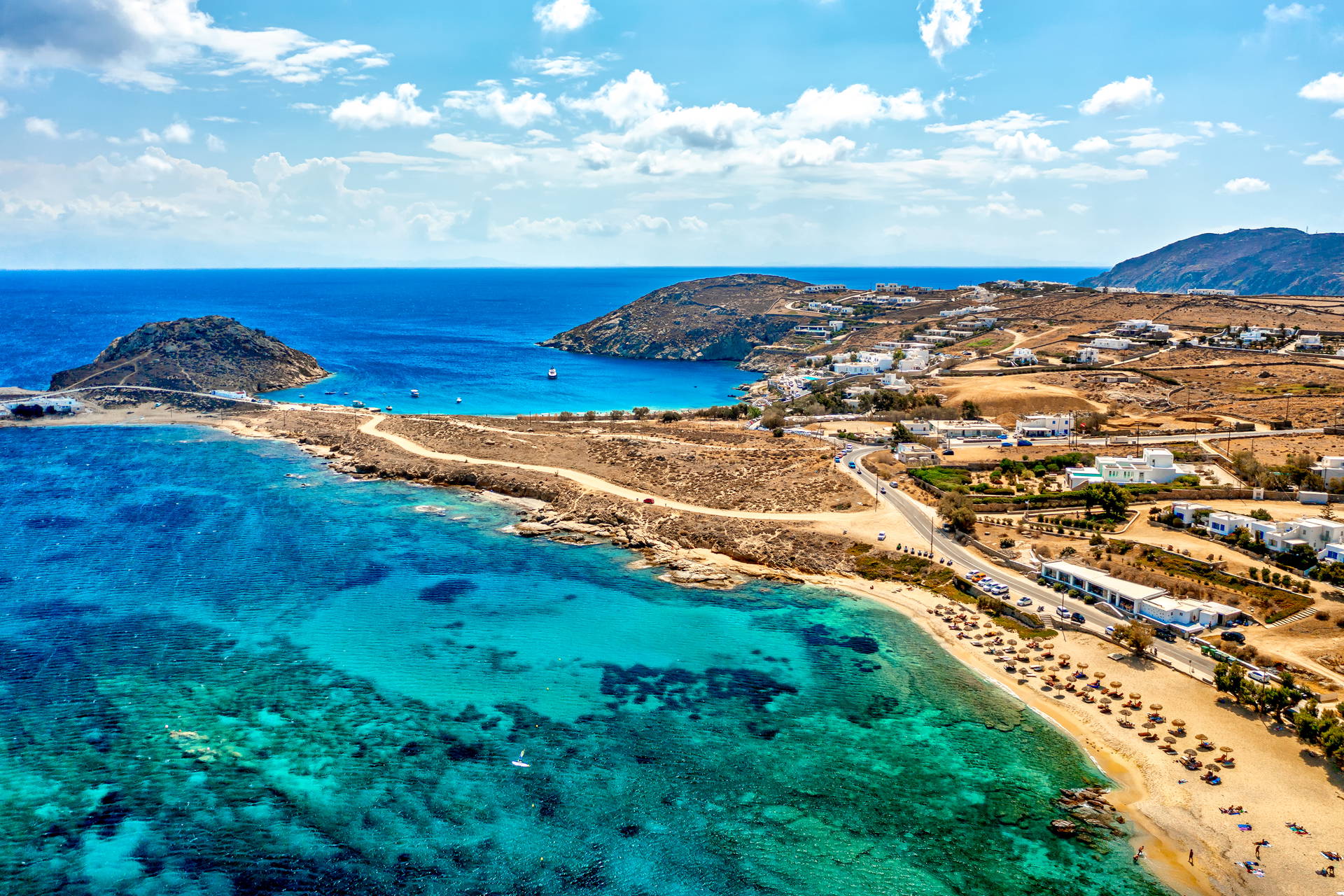 Widok z lotu ptaka na plażę w Mykonos, Grecja.