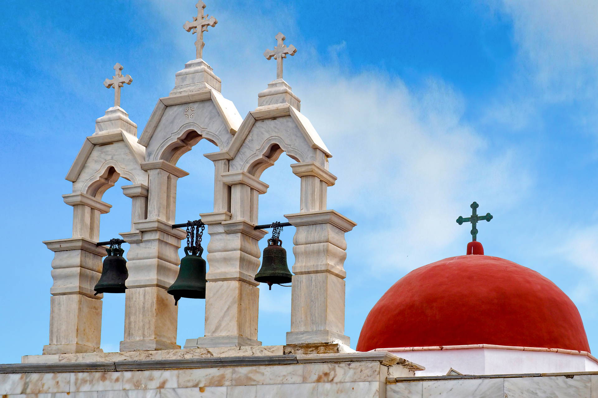 Kościół z czerwoną kopułą i trzema dzwonami na Mykonos.