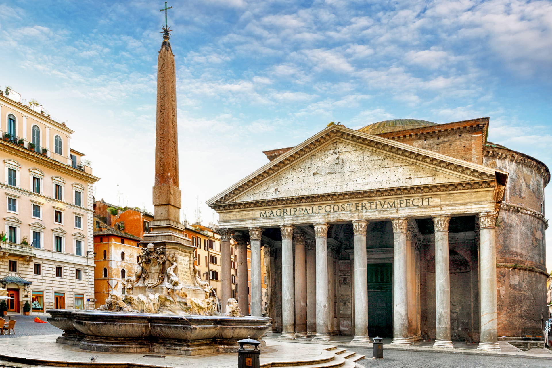 Pantheon w Rzymie z fontanną i obeliskiem na placu.