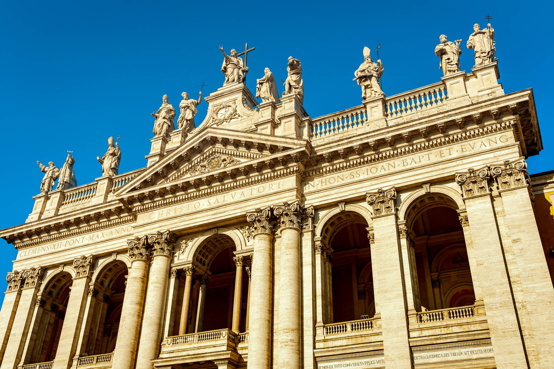 Fasada Archibazyliki Świętego Jana na Lateranie w Rzymie.