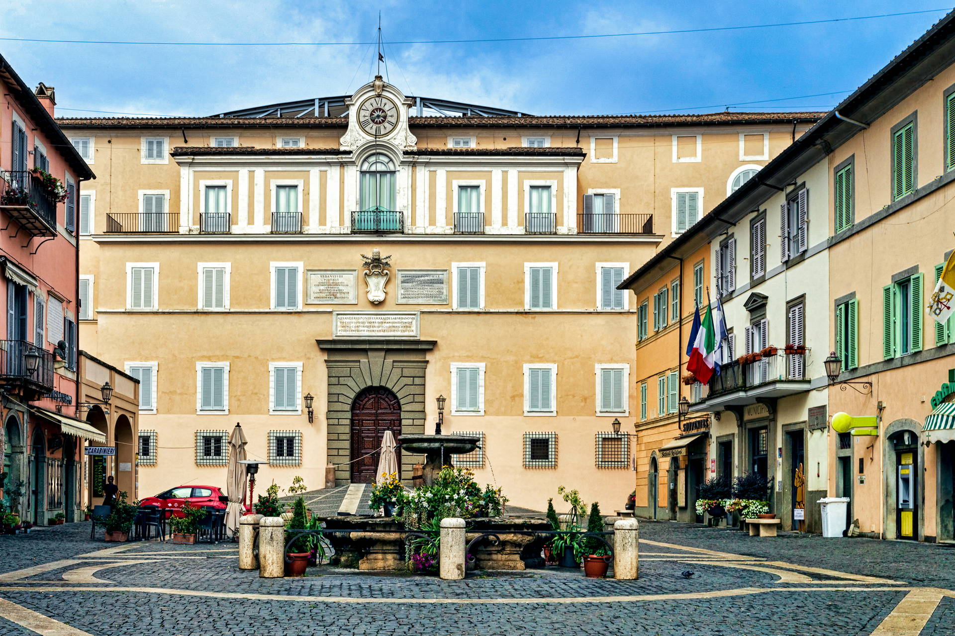 Plac z fontanną w Castel Gandolfo.