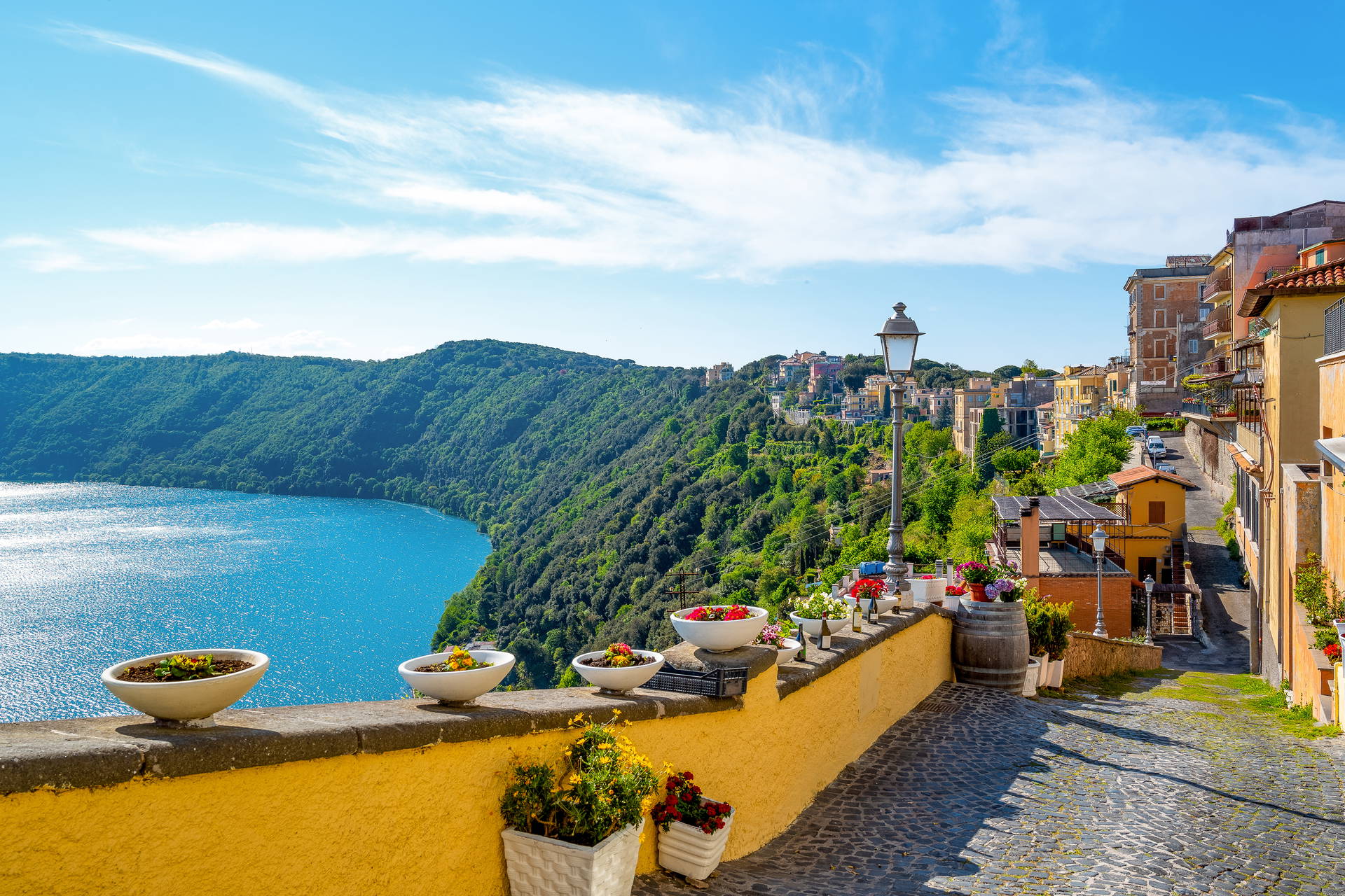 Widok na jezioro Albano z Castel Gandolfo.
