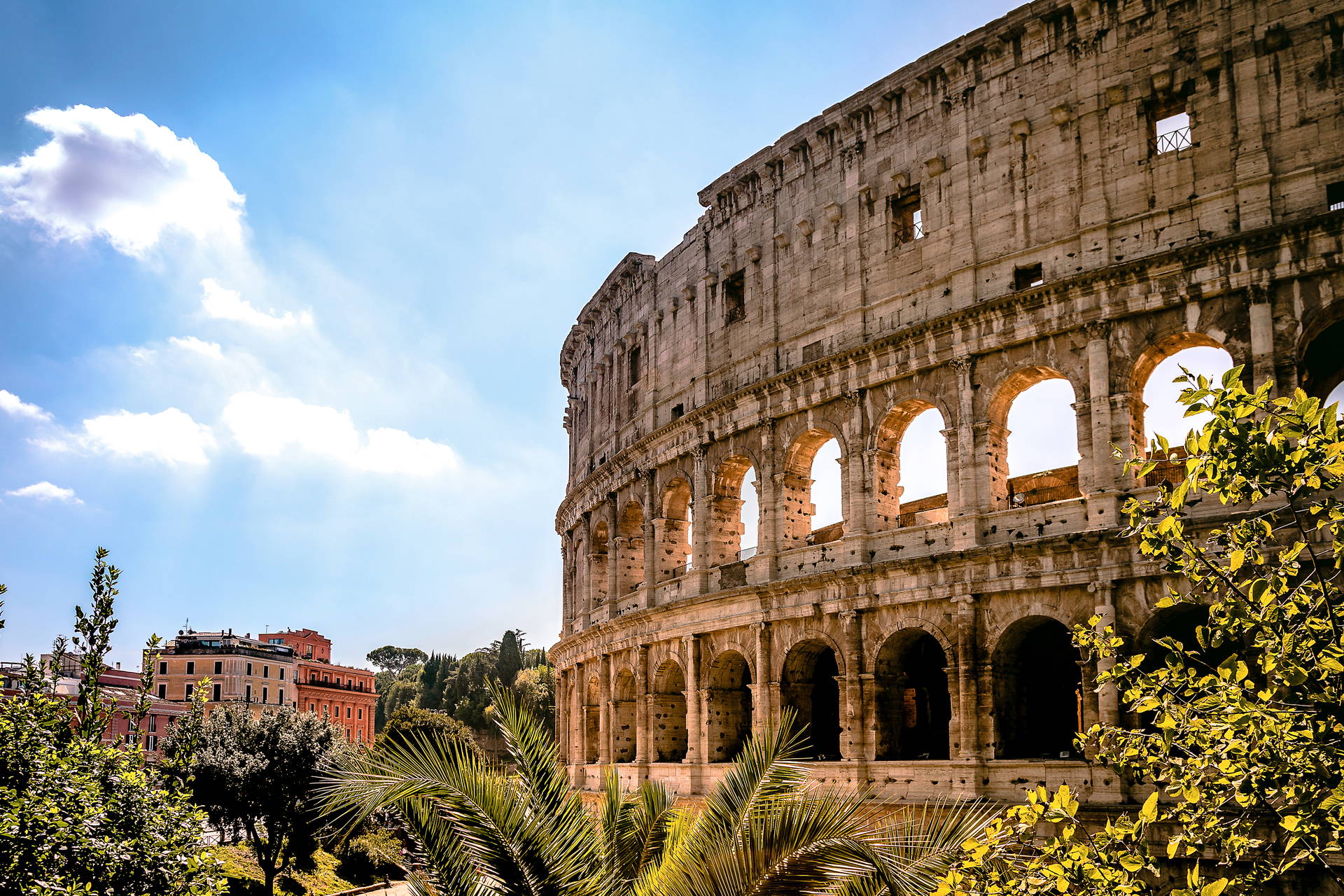 Koloseum w Rzymie na tle błękitnego nieba.
