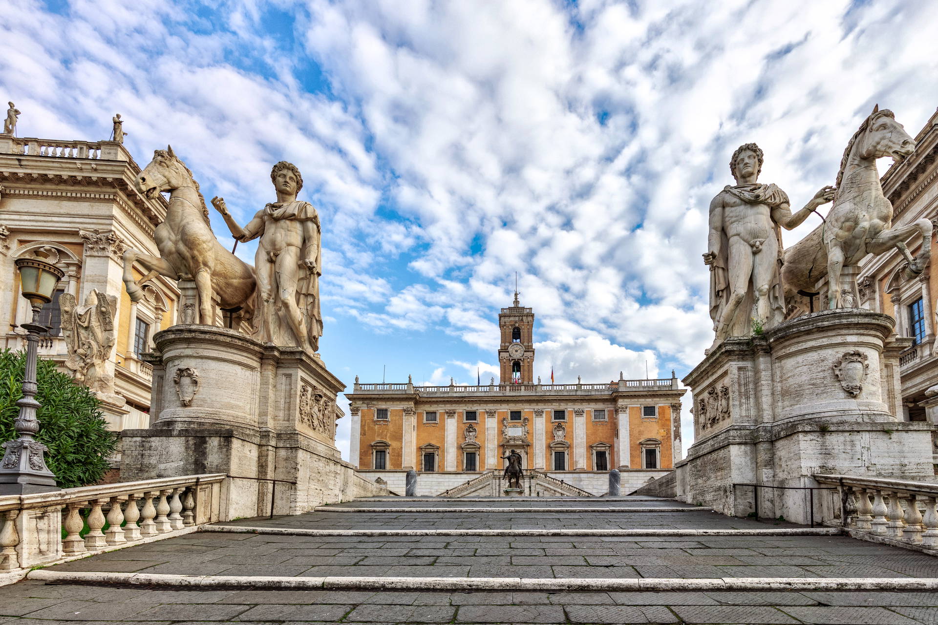 Kapitol w Rzymie z posągami Kastora i Polluksa.