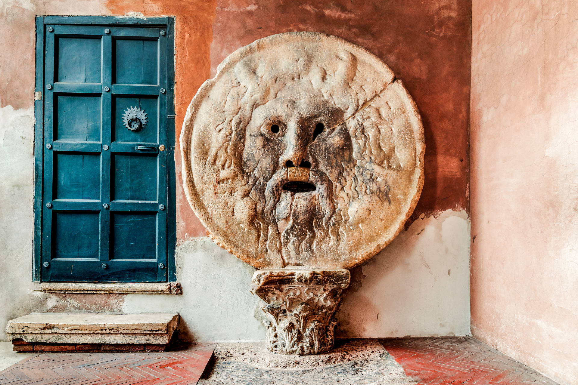 Bocca della Verità w Rzymie, kamienna maska na ścianie.