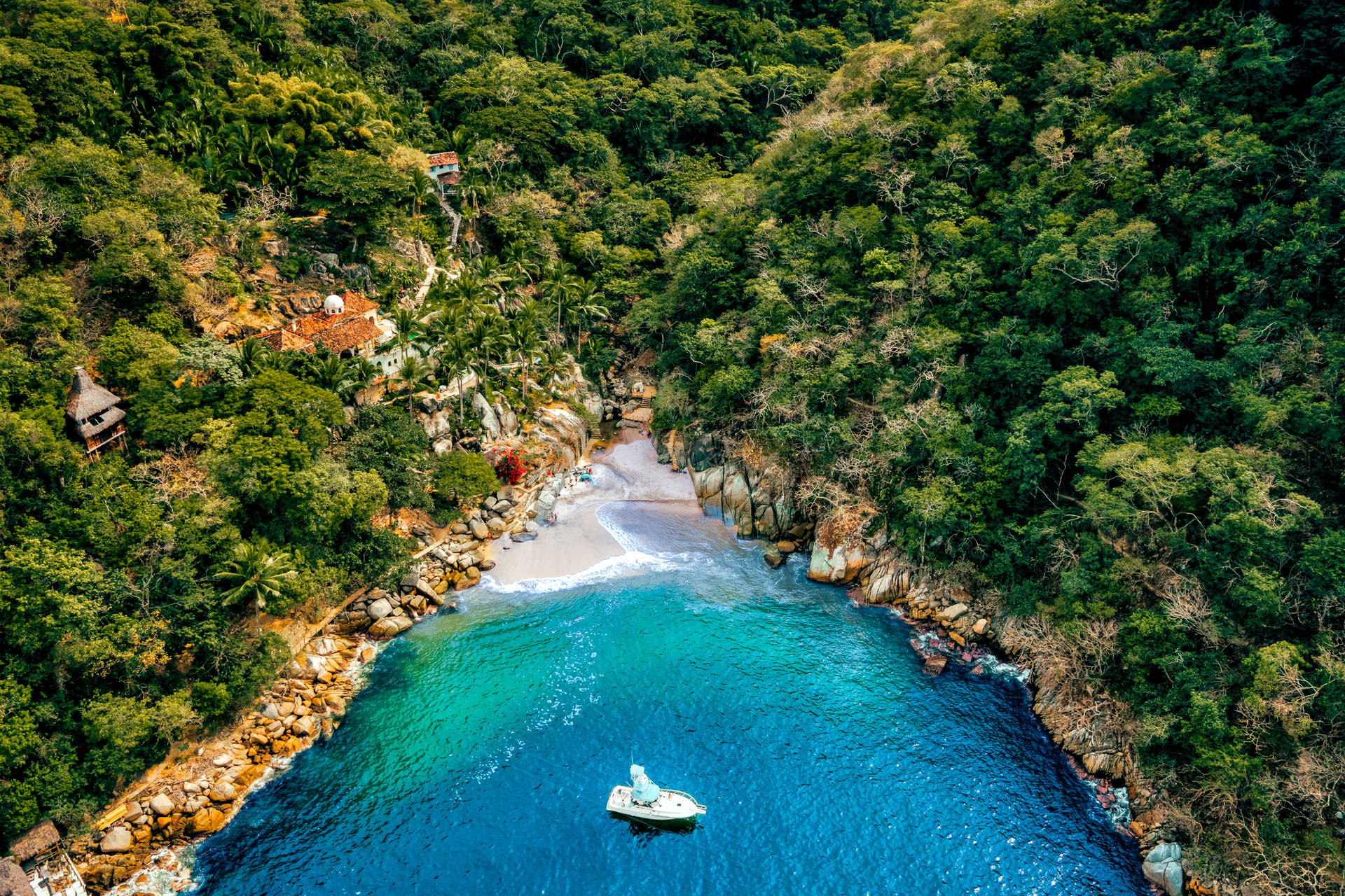 Widok z lotu ptaka na Playa Colomitos, ukrytą plażę w Puerto Vallarcie.