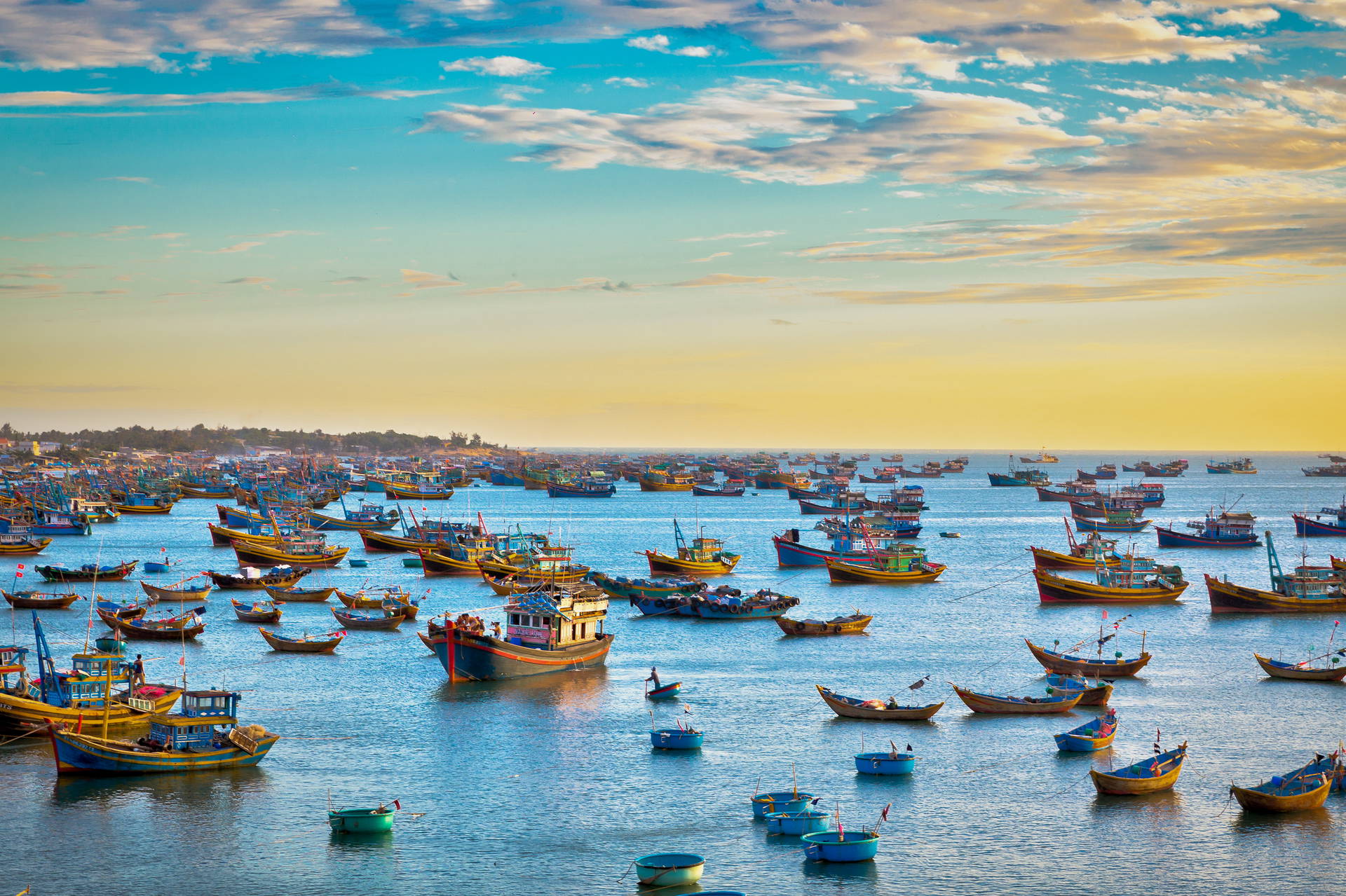 Kolorowe łodzie rybackie w wietnamskiej zatoce.