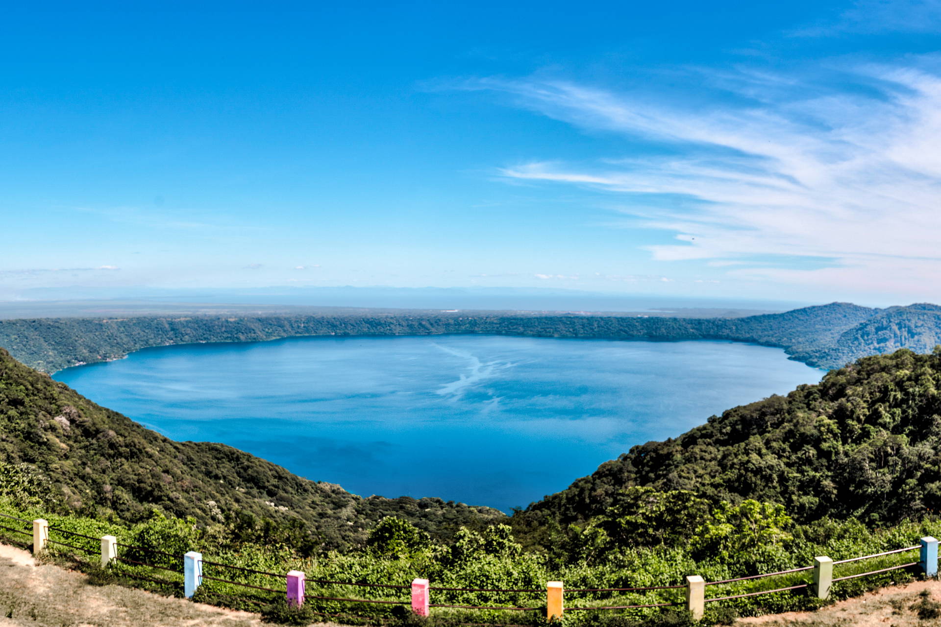 Laguna de Apoyo, jezioro kraterowe w Nikaragui.