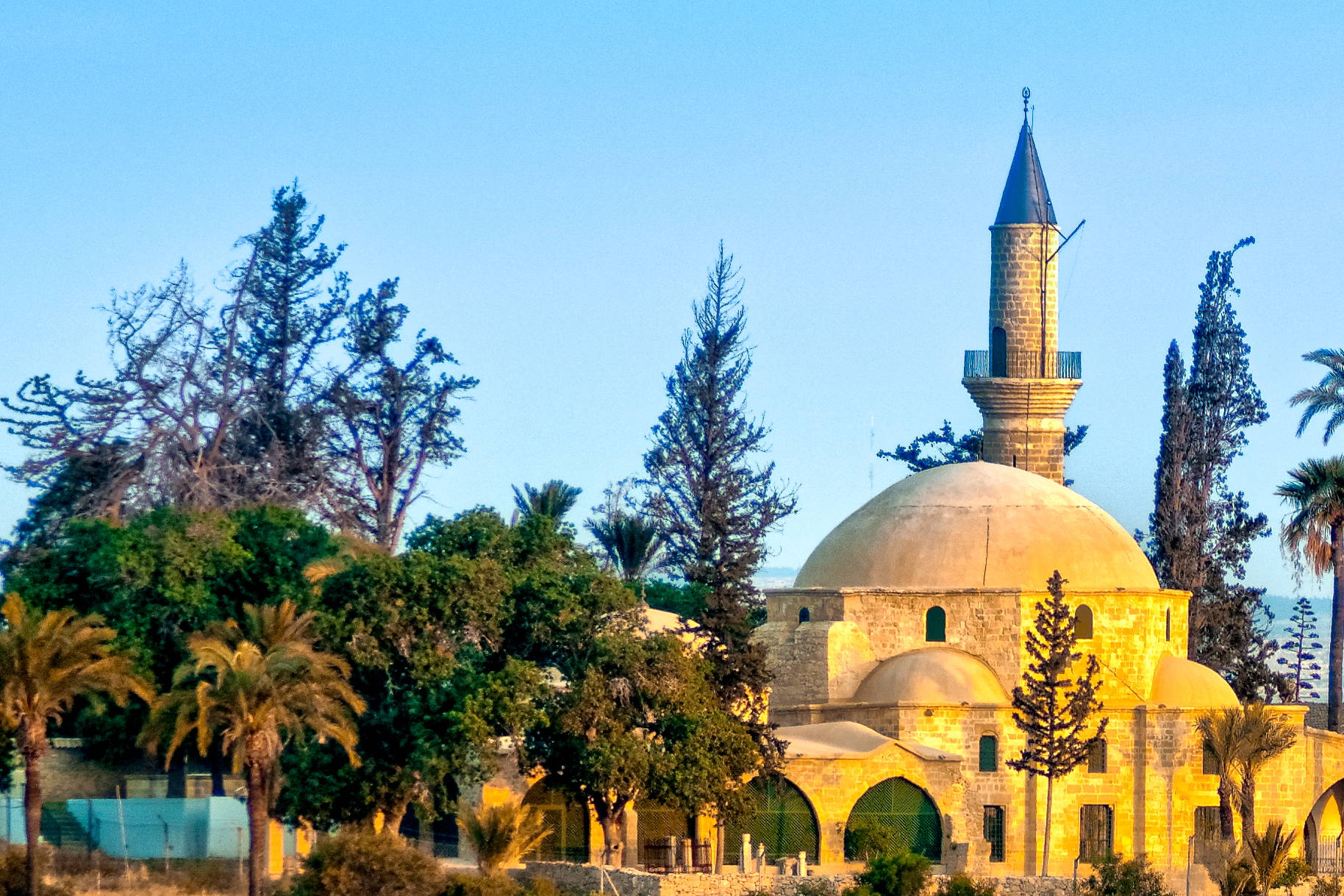Meczet Hala Sultan Tekke nad słonym jeziorem w Larnace.