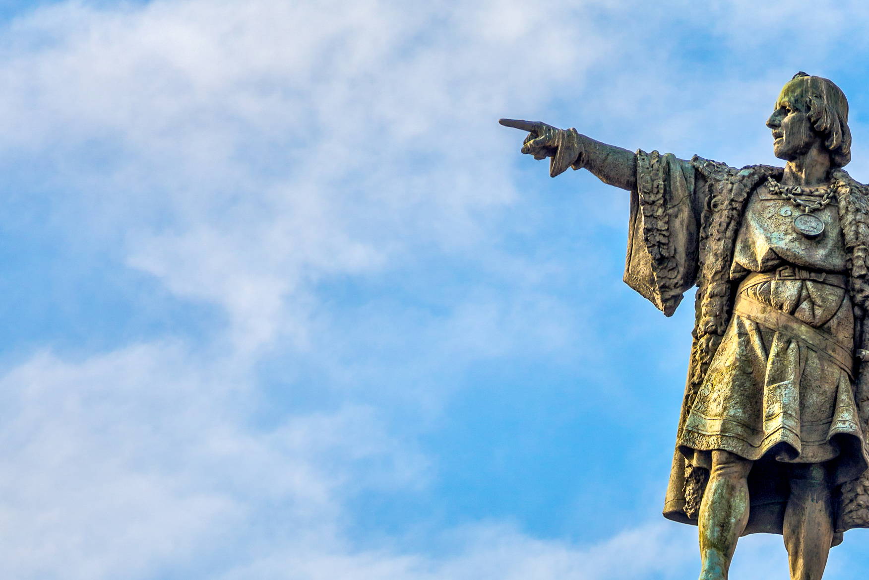 Pomnik Kolumba w Barcelonie na tle błękitnego nieba.