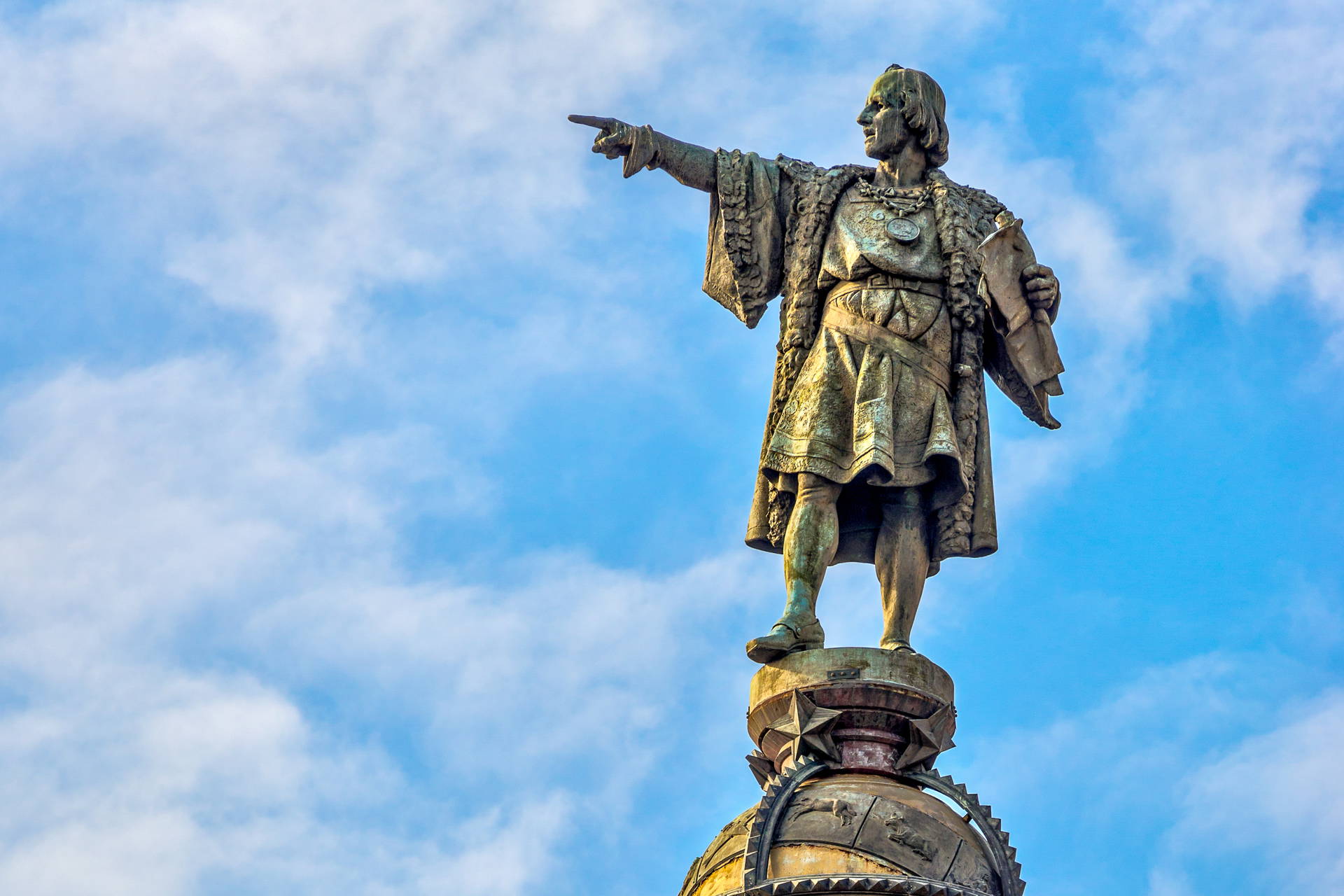 Pomnik Kolumba w Barcelonie na tle błękitnego nieba.