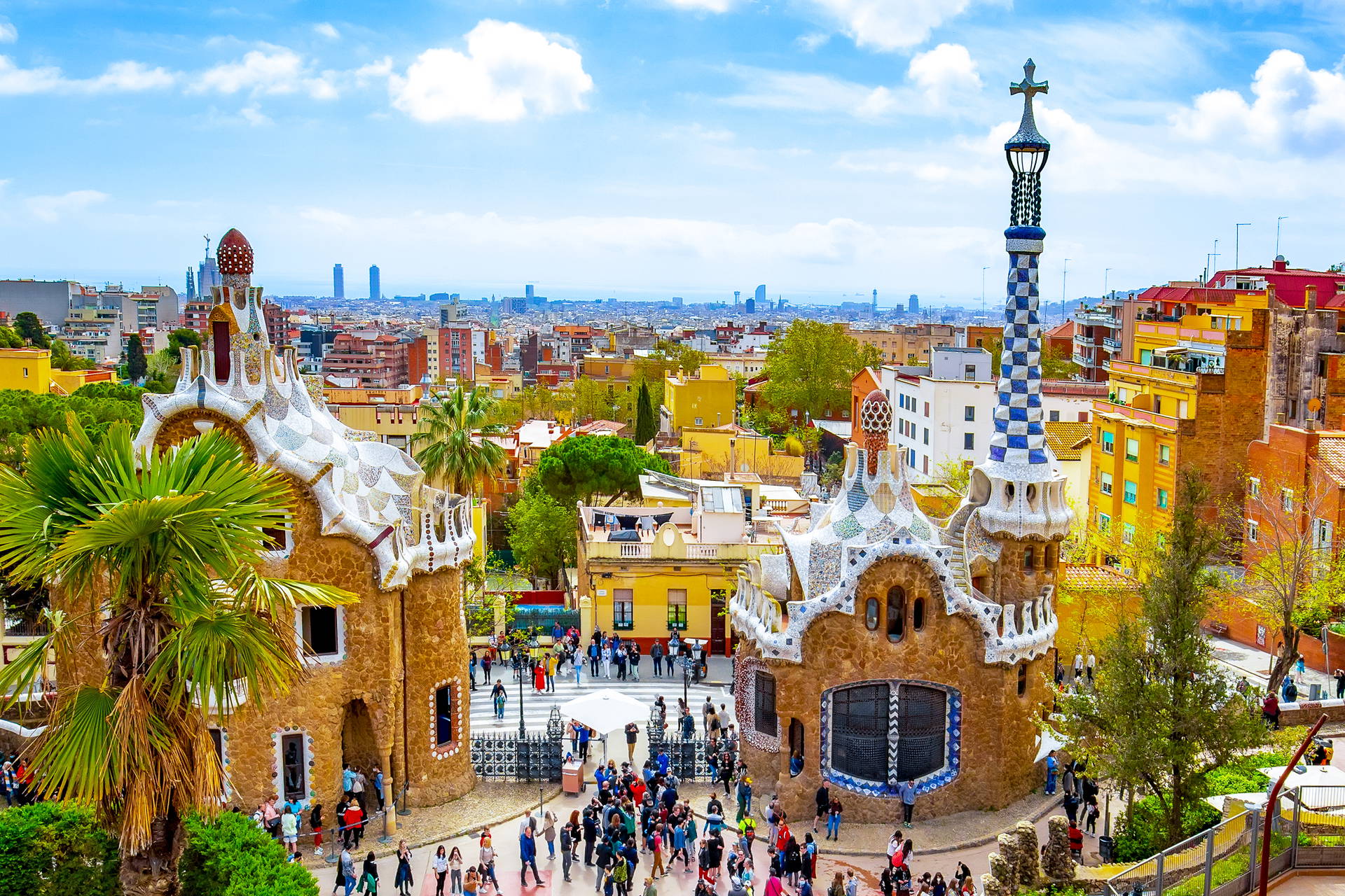 Park Güell w Barcelonie: mozaikowe budynki i tłumy turystów.