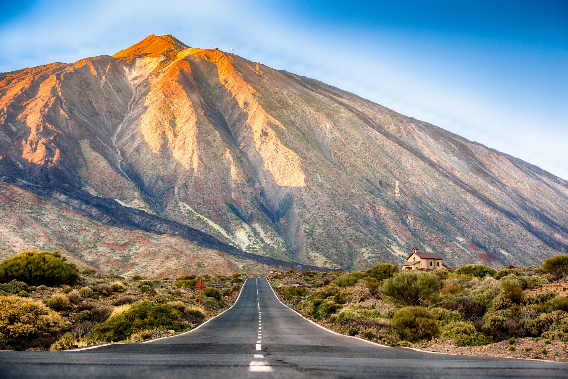 Droga do wulkanu Teide na Teneryfie.