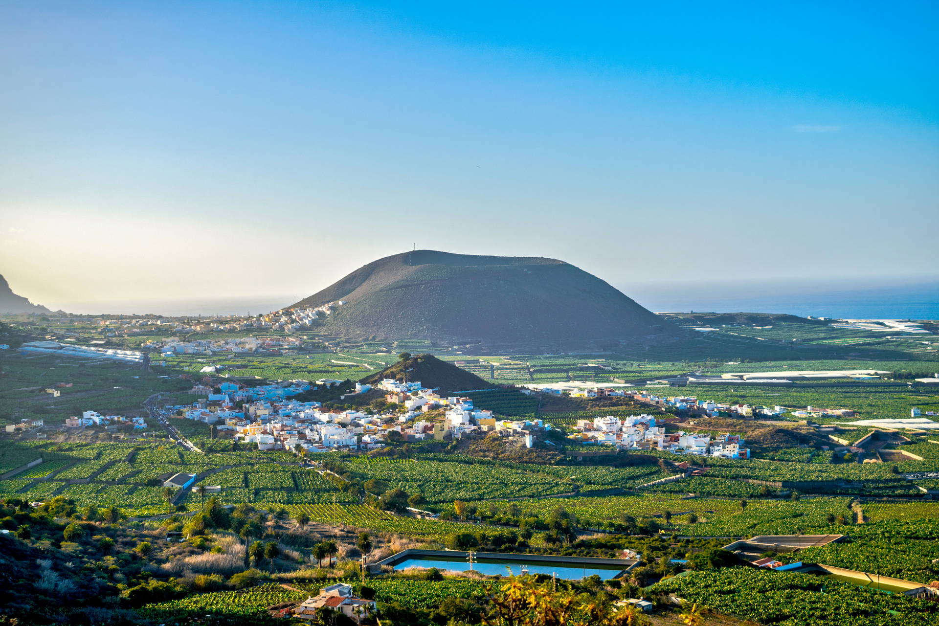 Krajobraz Teneryfy z wulkanem Montana de Guaria w tle.