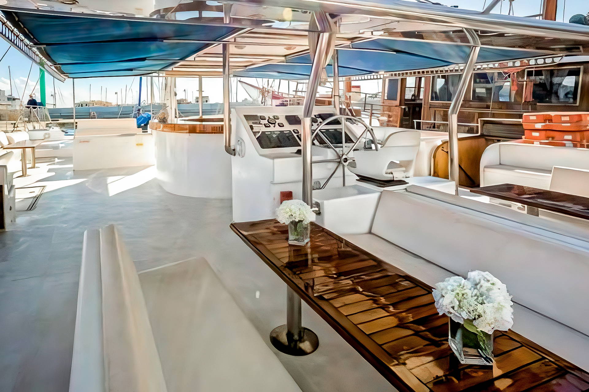 Wnętrze luksusowego jachtu z miejscami do siedzenia.